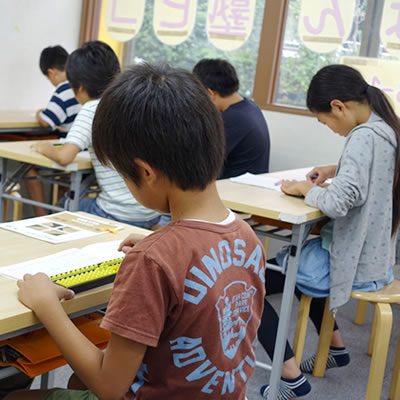 武蔵新城校でそろばんを習う小学生