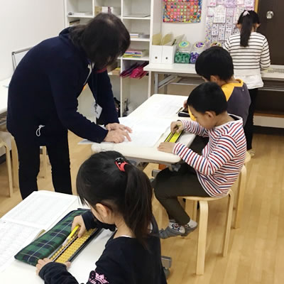 鹿島田校でそろばんを習う小学生