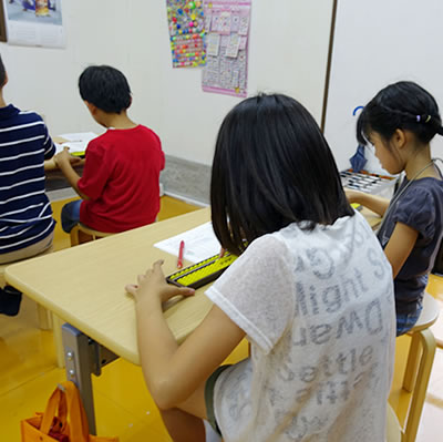 府中本町校でそろばんを習う小学生