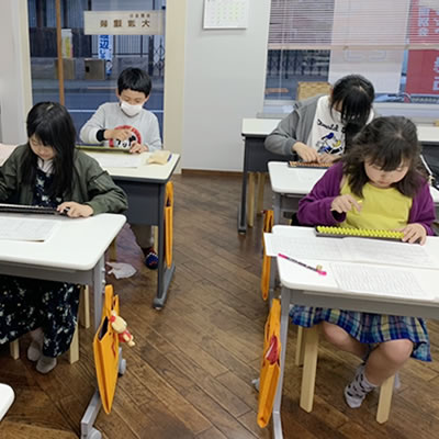 武蔵小杉校でそろばんを習う小学生